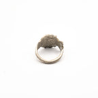 Vue arrière de la bague artisanale Gemma en couvert recyclé .