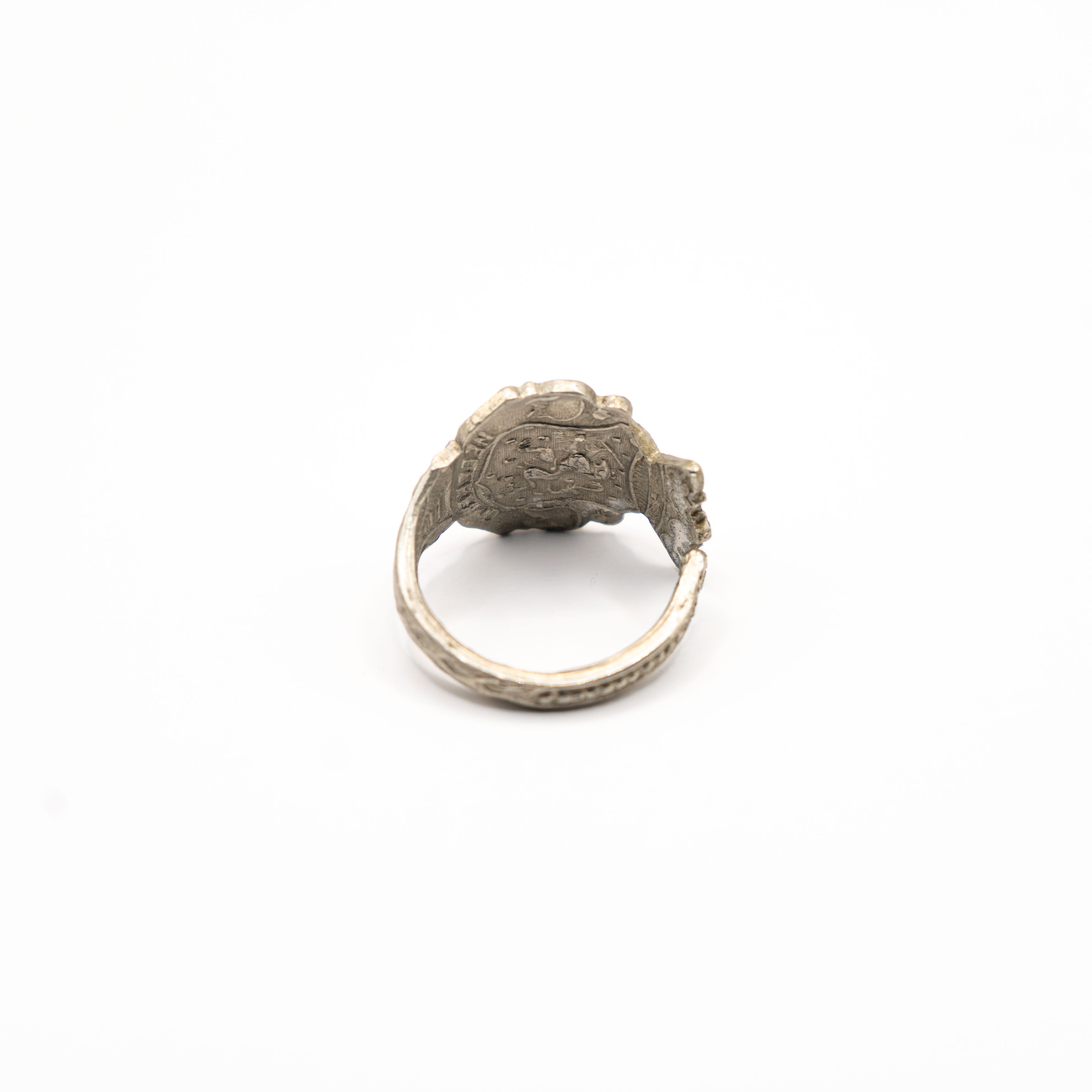 Vue arrière de la bague artisanale Gemma en couvert recyclé .