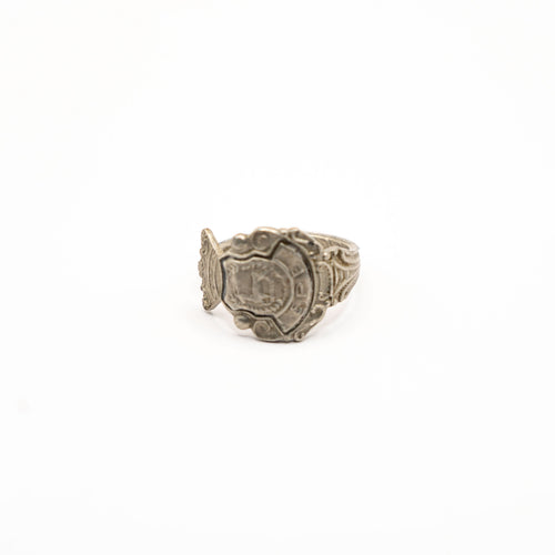 Vue de face de la bague artisanale Gemma en couvert recyclé.