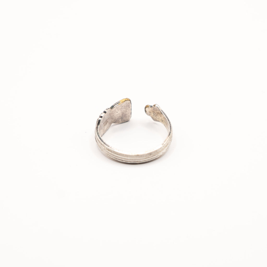Vue arrière de la bague artisanale Gemma en couvert recyclé.