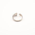Vue arrière de la bague artisanale Gemma en couvert recyclé.