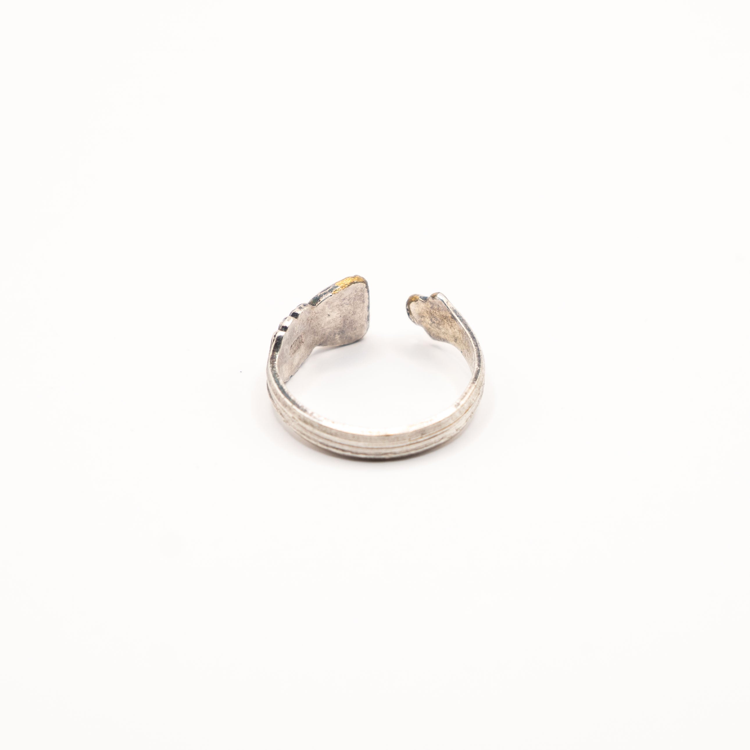 Vue arrière de la bague artisanale Gemma en couvert recyclé.
