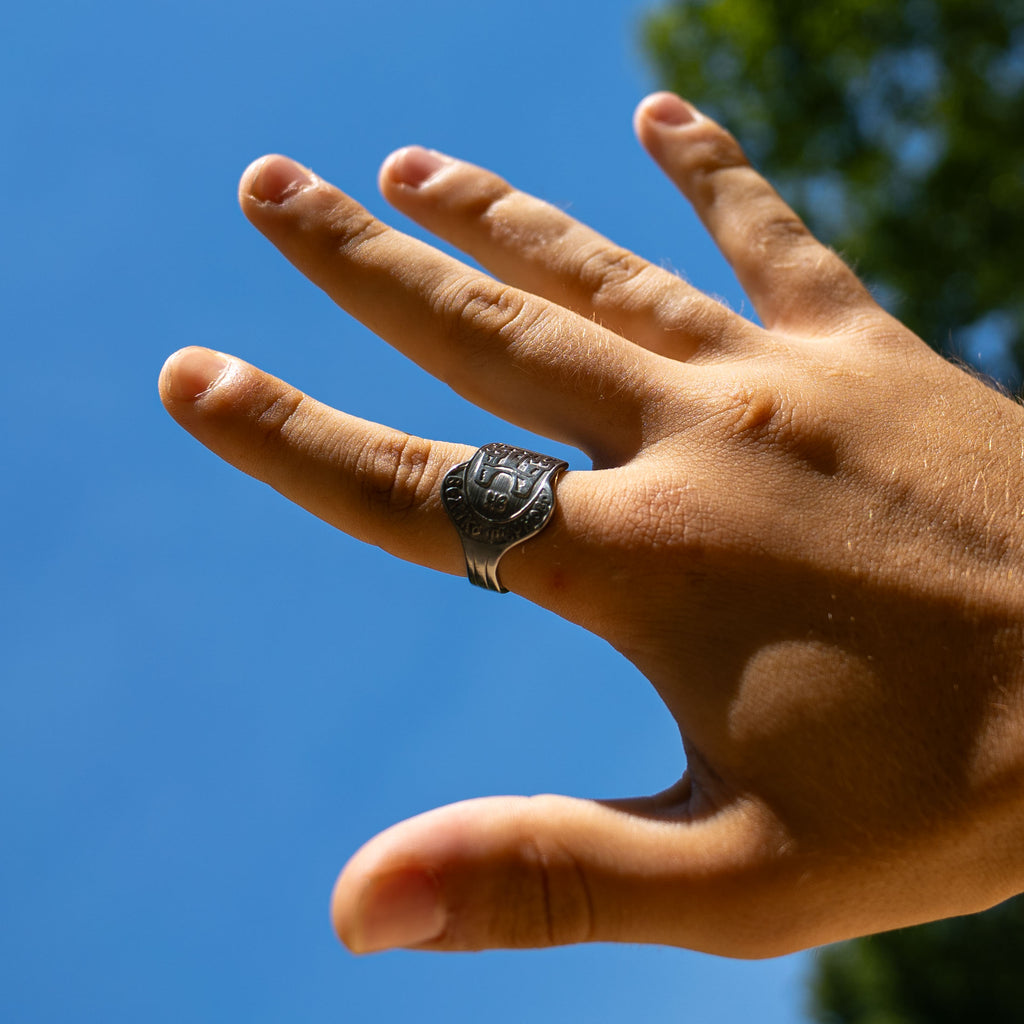 Bague artisanale Gemma en couvert recyclé portée à la main.