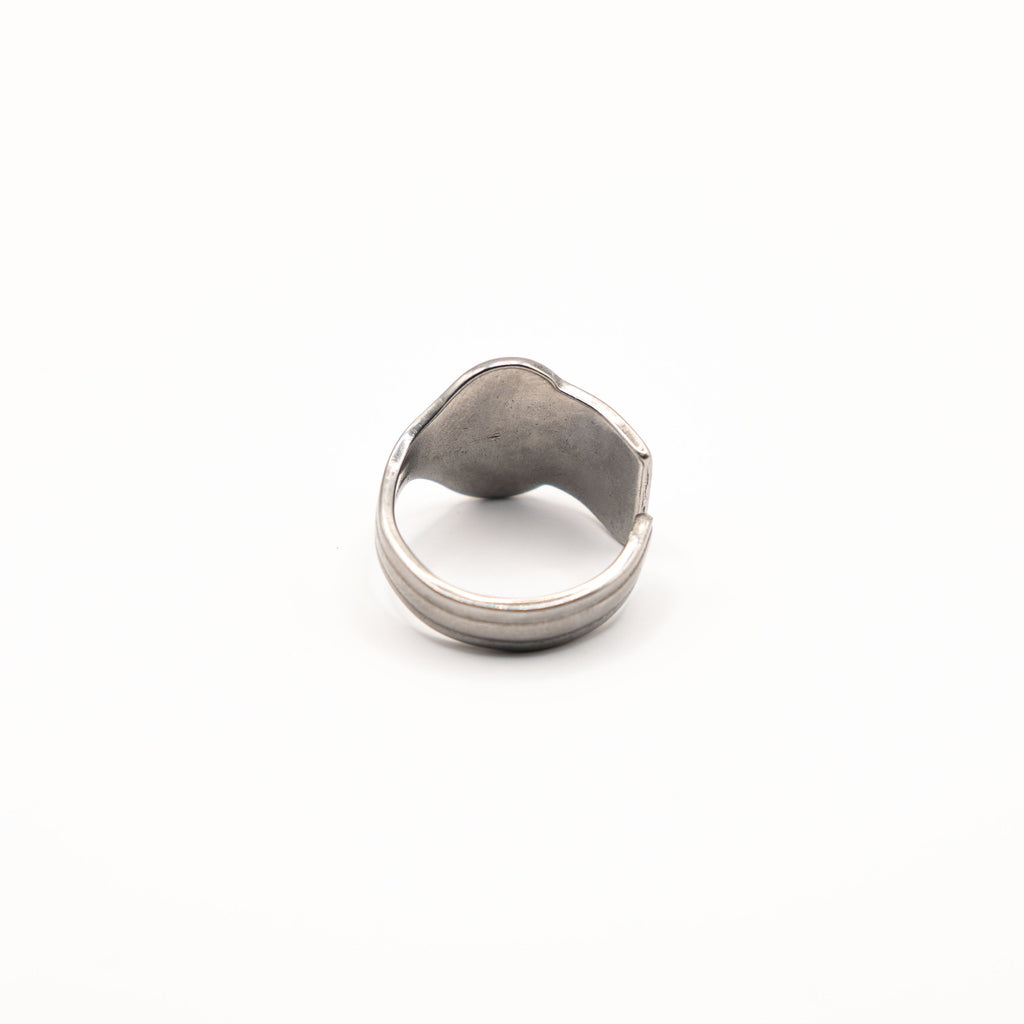 Vue arrière de la bague artisanale Gemma en couvert recyclé.