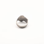 Vue arrière de la bague artisanale Gemma en couvert recyclé.