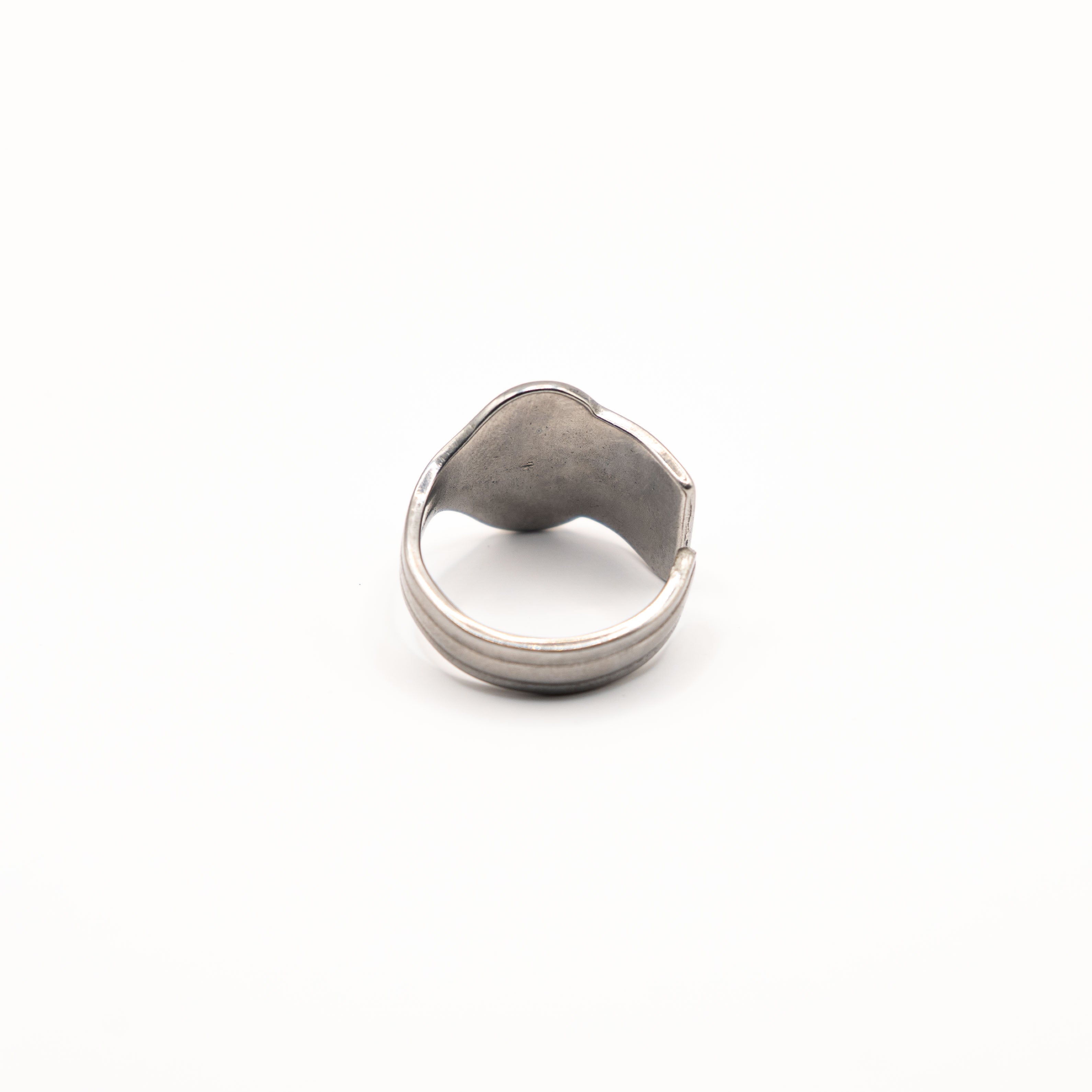 Vue arrière de la bague artisanale Gemma en couvert recyclé.