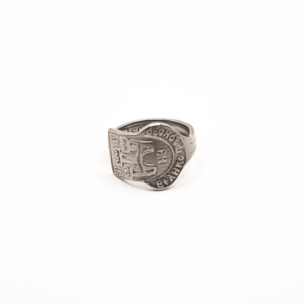 Vue de face de la bague artisanale Gemma en couvert recyclé.