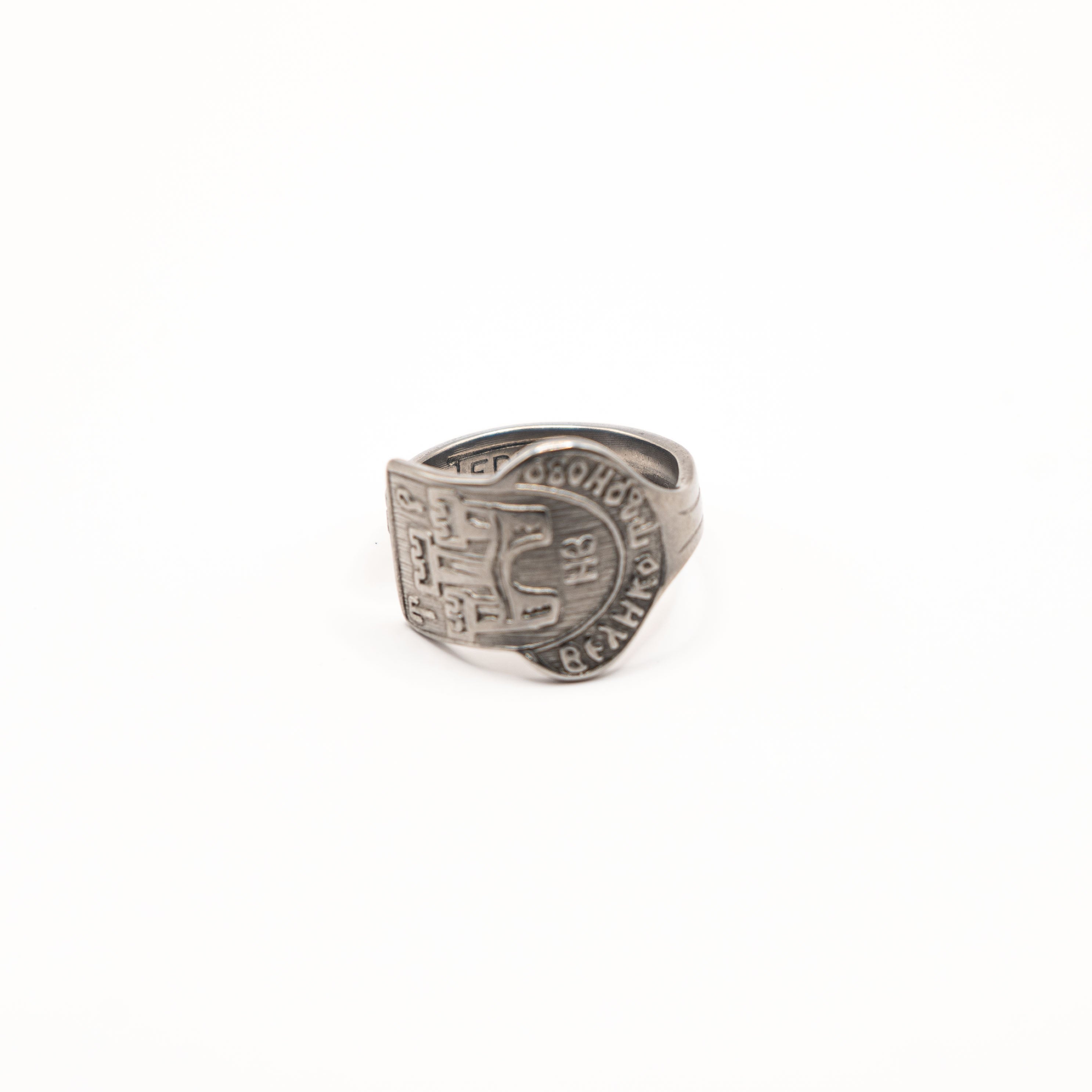 Vue de face de la bague artisanale Gemma en couvert recyclé.