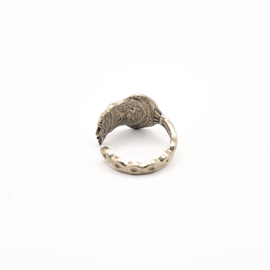Vue arrière d'une bague artisanale en couvert ancien recyclé.