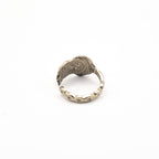 Vue arrière d'une bague artisanale en couvert ancien recyclé.