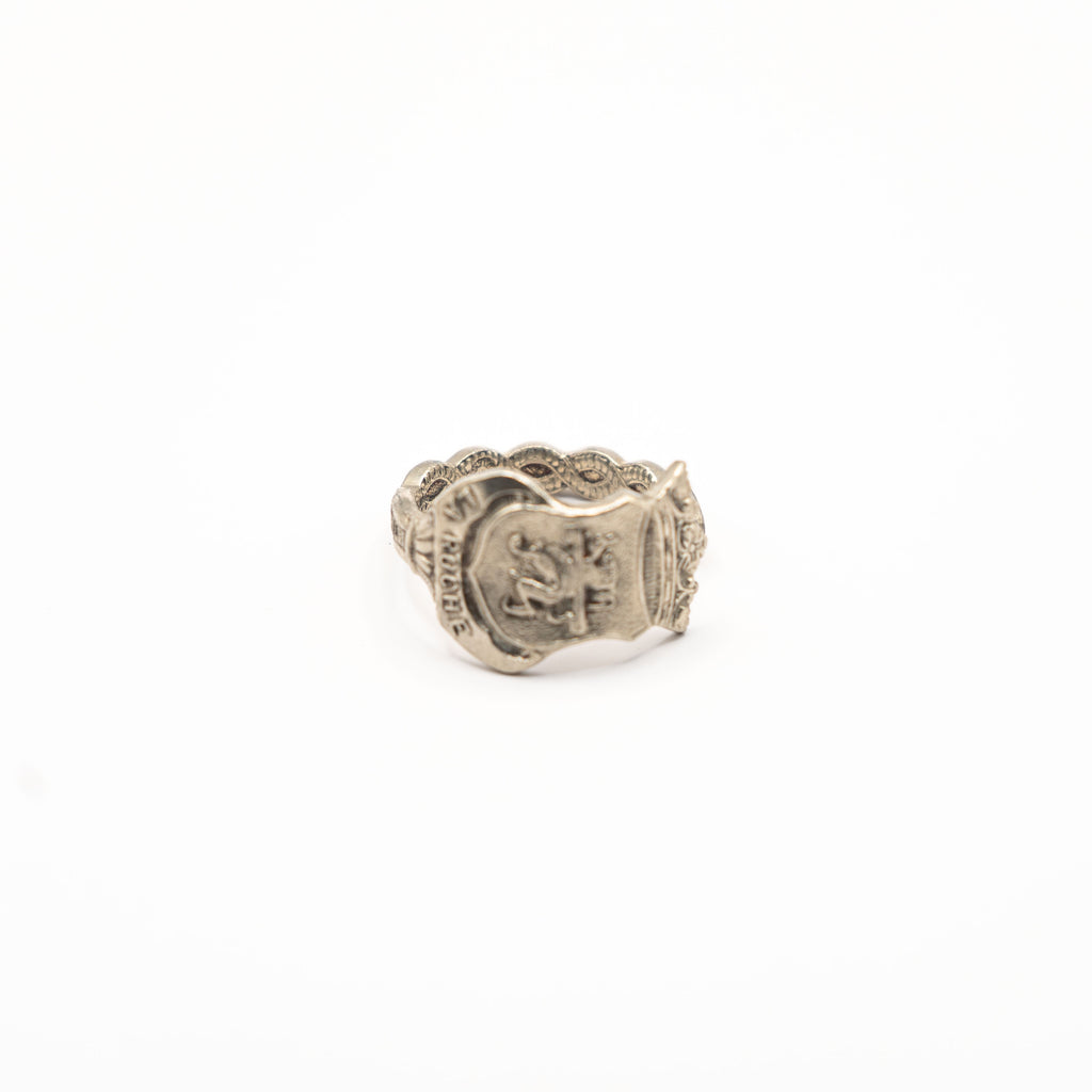 Vue de face d'une bague artisanale réalisée à partir d'un couvert ancien recyclé.