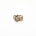 Vue de face d'une bague artisanale réalisée à partir d'un couvert ancien recyclé.