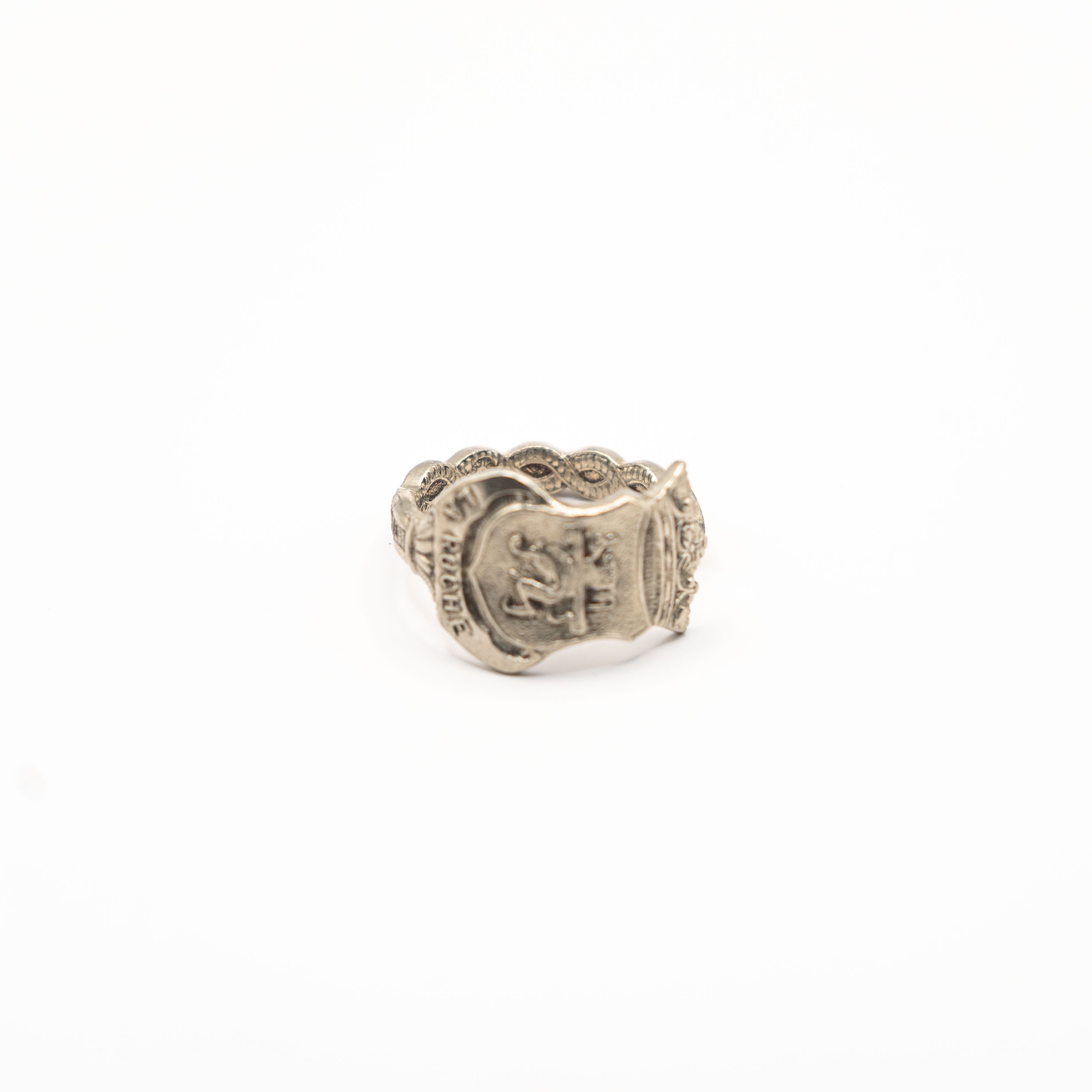 Vue de face d'une bague artisanale réalisée à partir d'un couvert ancien recyclé.