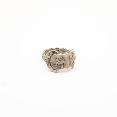 Vue de face d'une bague artisanale réalisée à partir d'un couvert ancien recyclé.