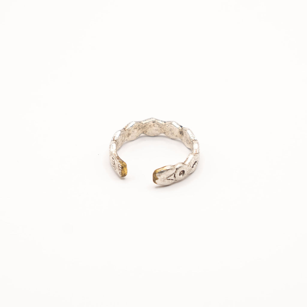 Vue arrière de la bague artisanale Gemma en couvert recyclé.