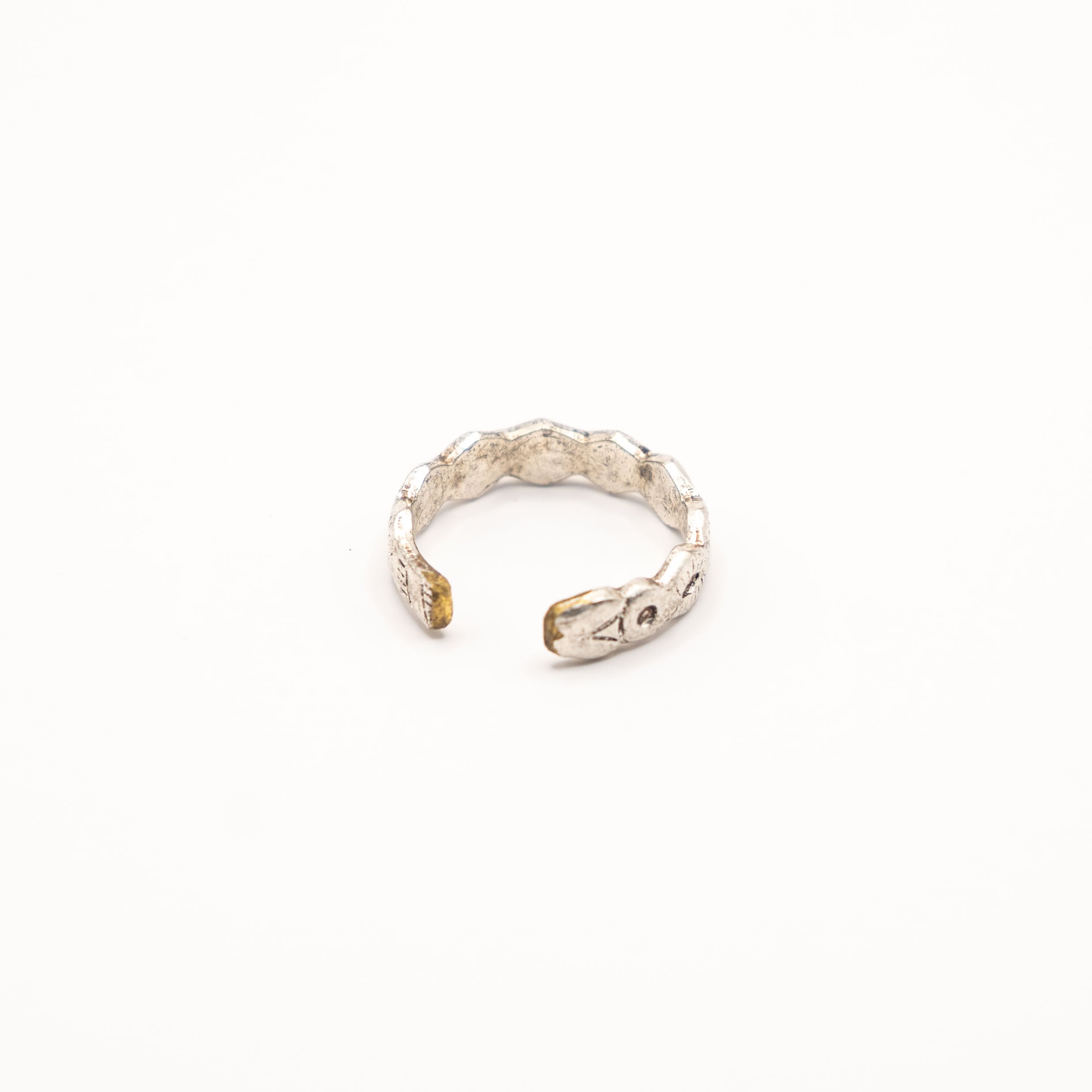 Vue arrière de la bague artisanale Gemma en couvert recyclé.