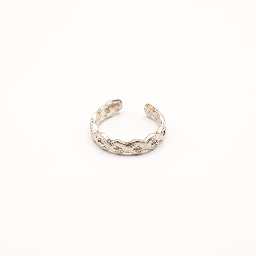 Vue de face de la bague artisanale Gemma en couvert recyclé.