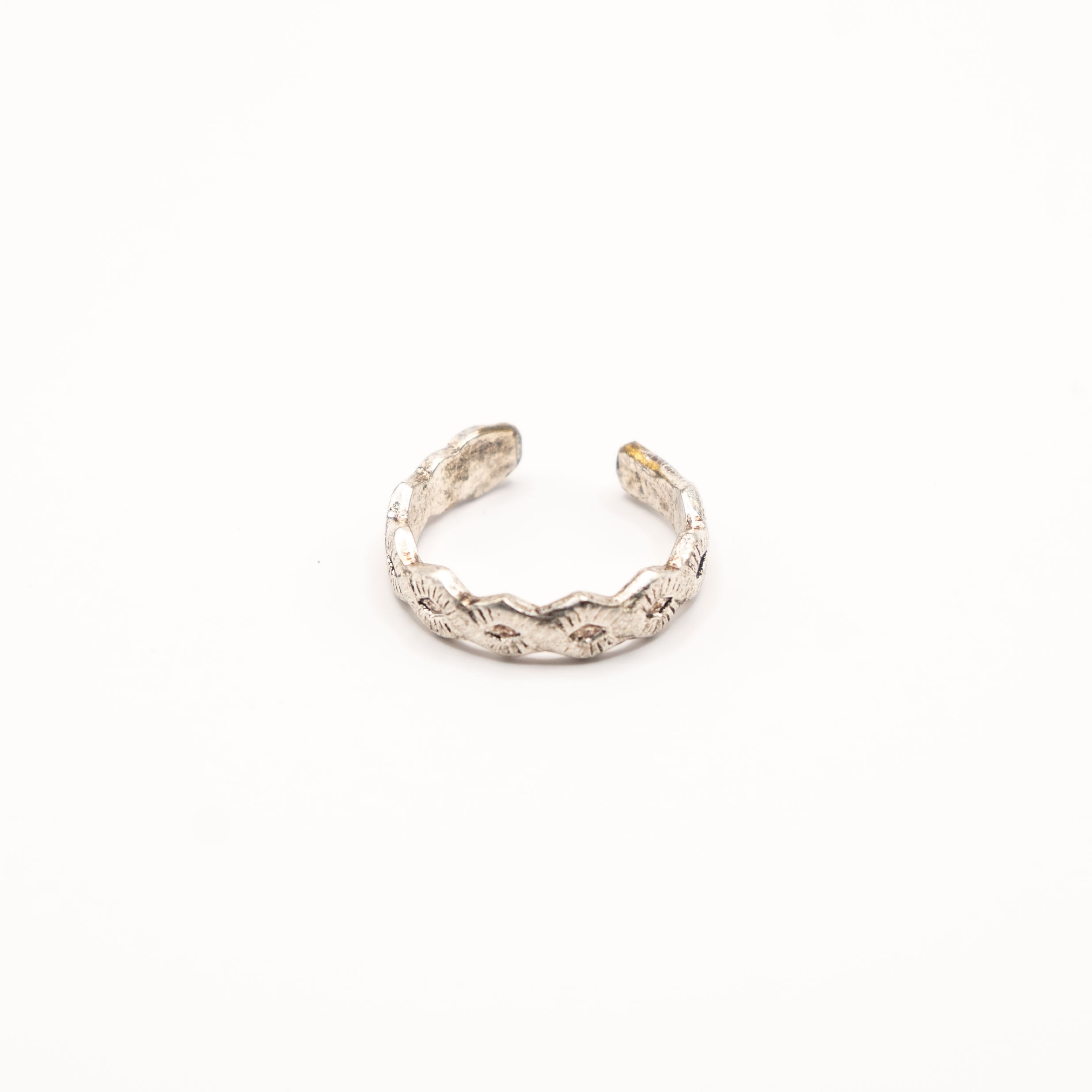 Vue de face de la bague artisanale Gemma en couvert recyclé.