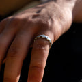 Bague artisanale Gemma en couvert recyclé portée à la main.