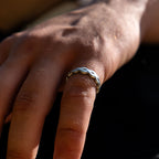 Bague artisanale Gemma en couvert recyclé portée à la main.