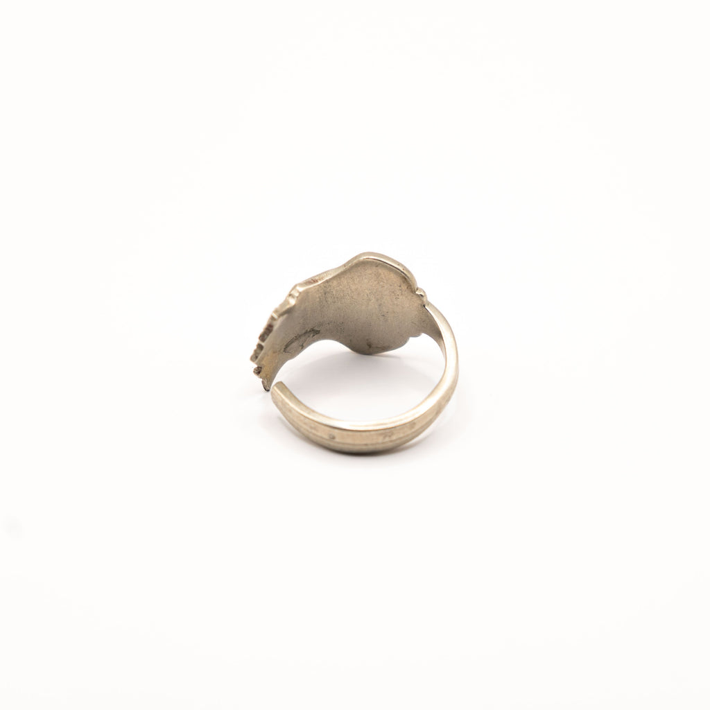 Vue arrière de la bague artisanale Gemma en couvert recyclé.