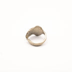 Vue arrière de la bague artisanale Gemma en couvert recyclé.