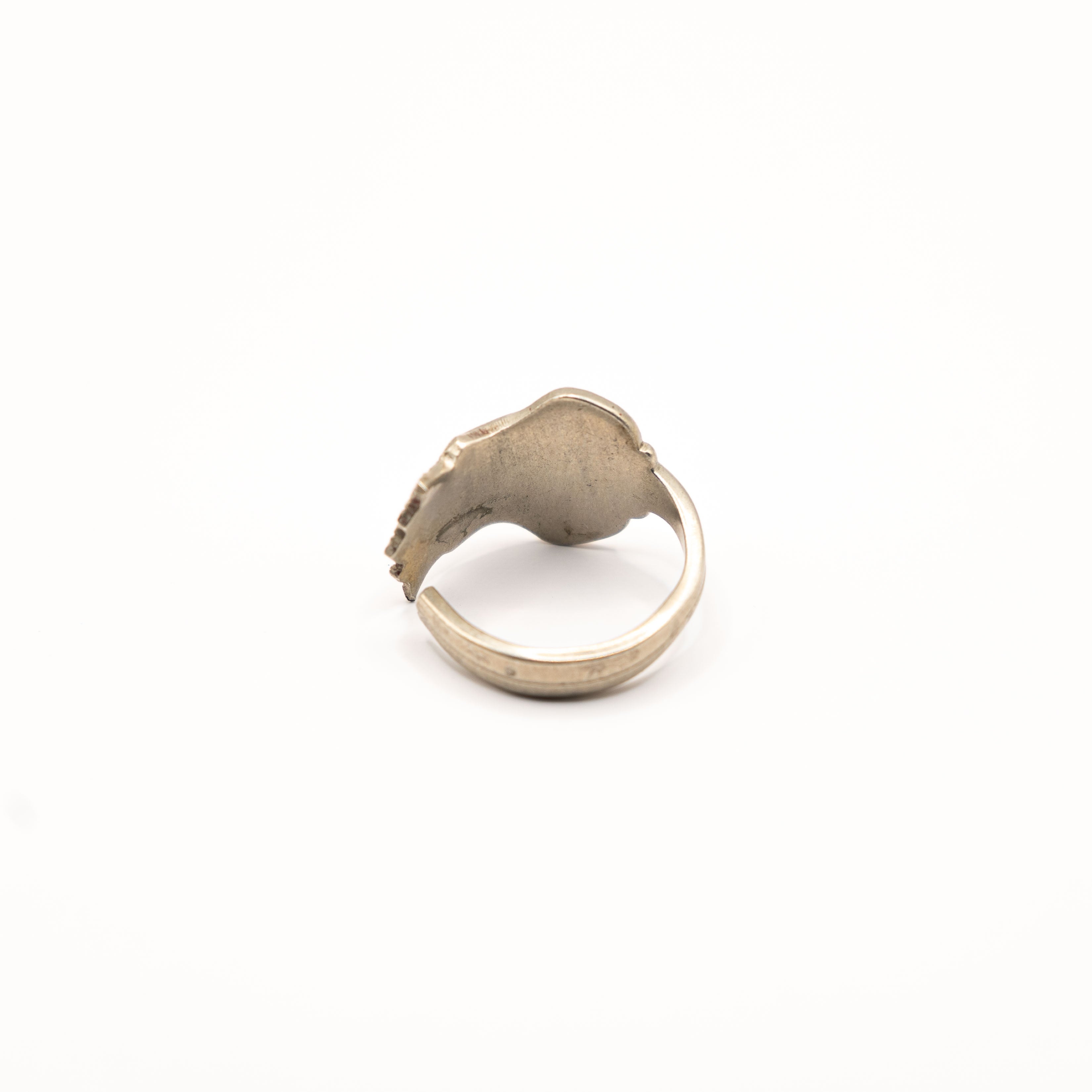 Vue arrière de la bague artisanale Gemma en couvert recyclé.