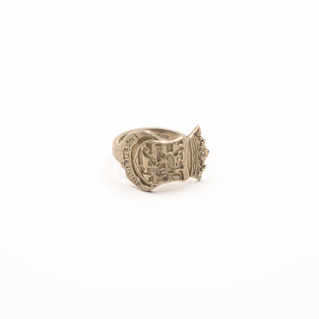 Vue de face de la bague artisanale Gemma en couvert recyclé.