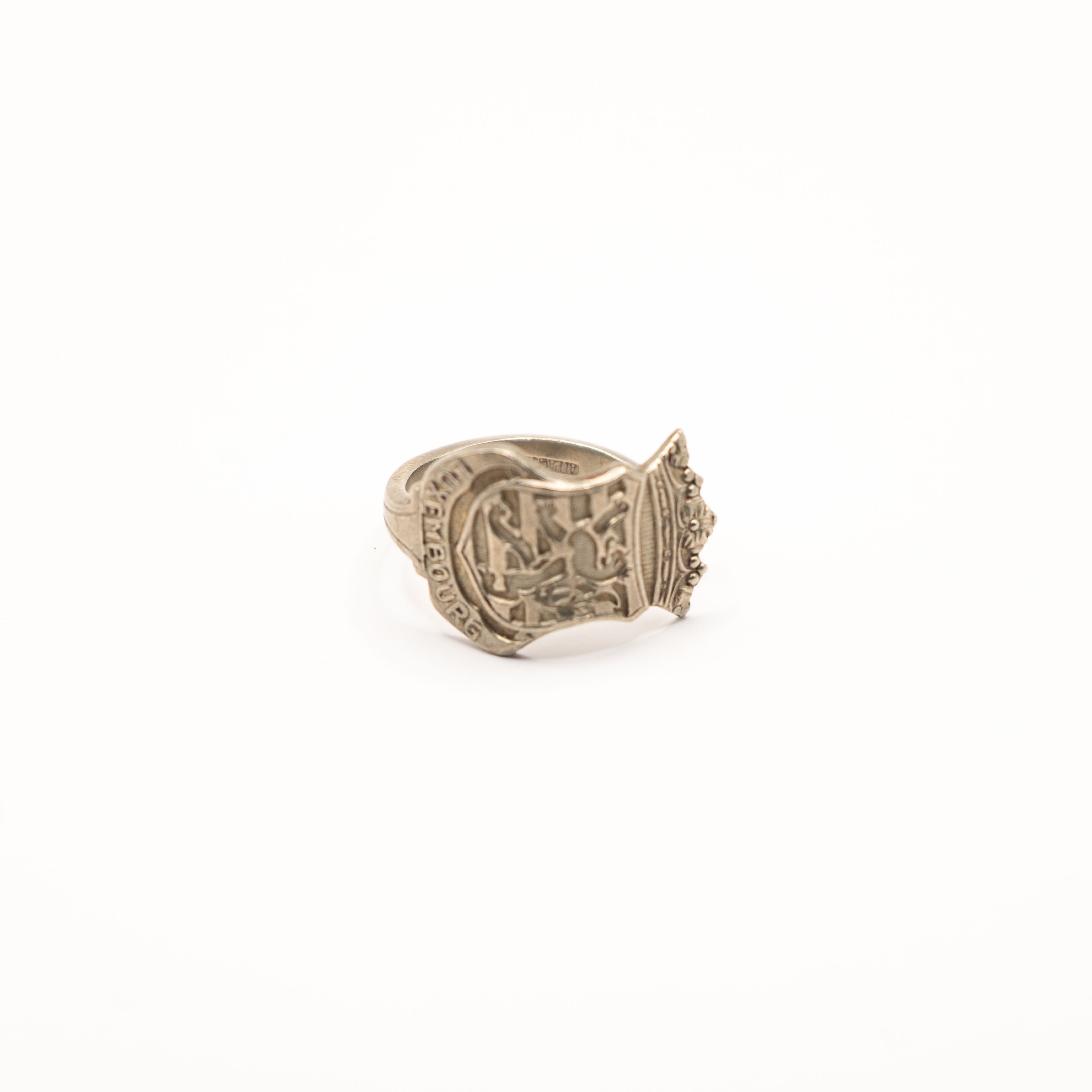 Vue de face de la bague artisanale Gemma en couvert recyclé.