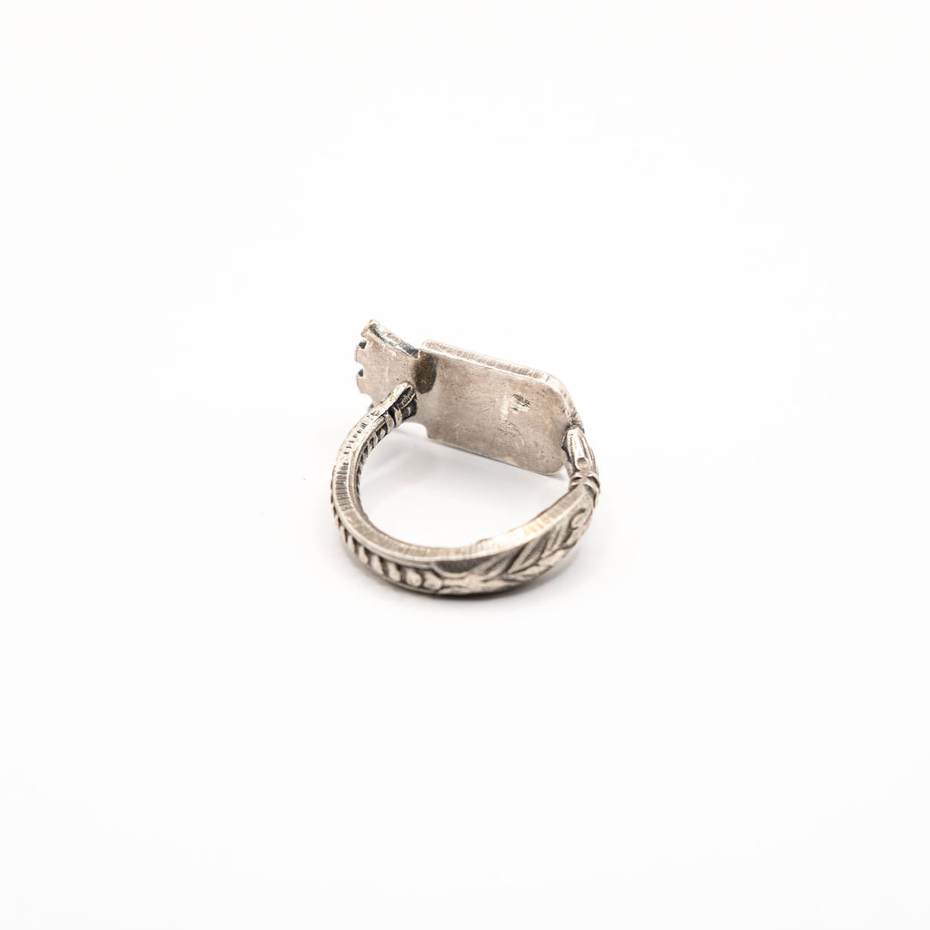 Vue arrière de la bague artisanale Gemma en couvert recyclé.