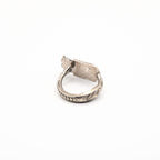 Vue arrière de la bague artisanale Gemma en couvert recyclé.