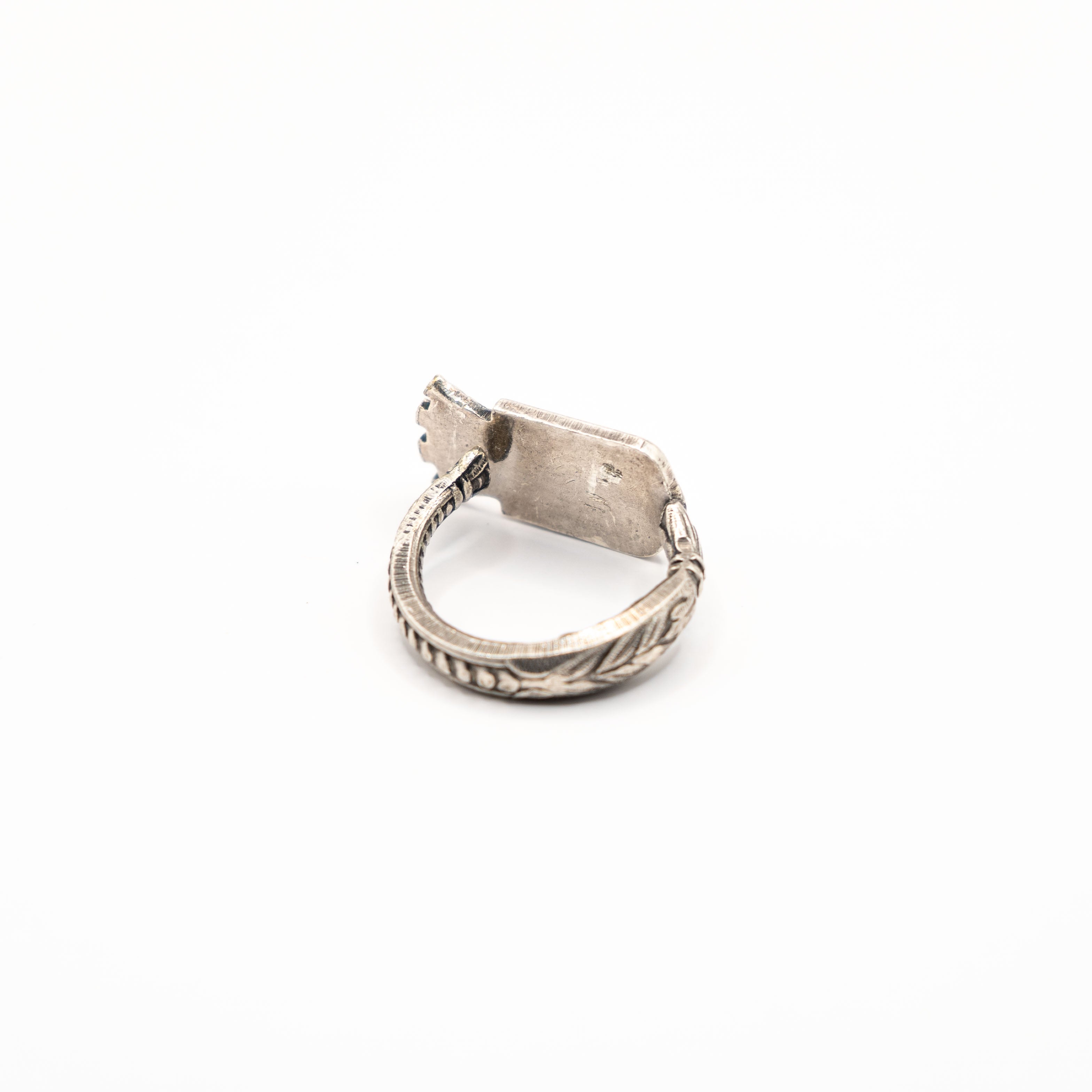 Vue arrière de la bague artisanale Gemma en couvert recyclé.