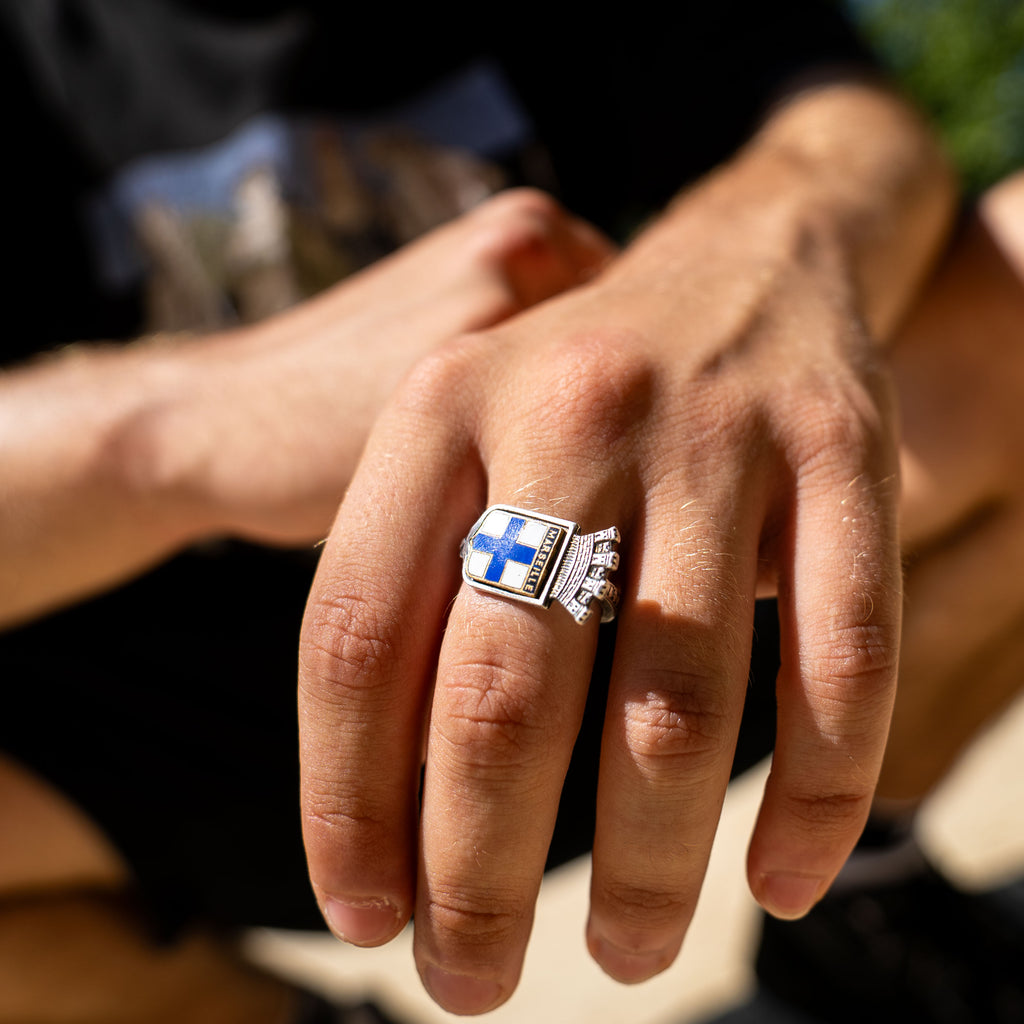 Bague artisanale Gemma en couvert recyclé portée à la main.