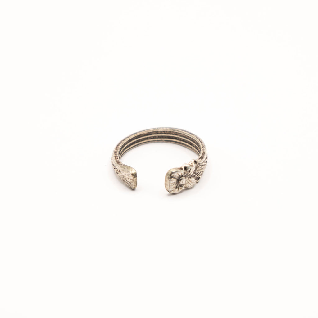 Vue arrière de la bague artisanale Gemma en couvert recyclé.