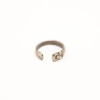 Vue arrière de la bague artisanale Gemma en couvert recyclé.