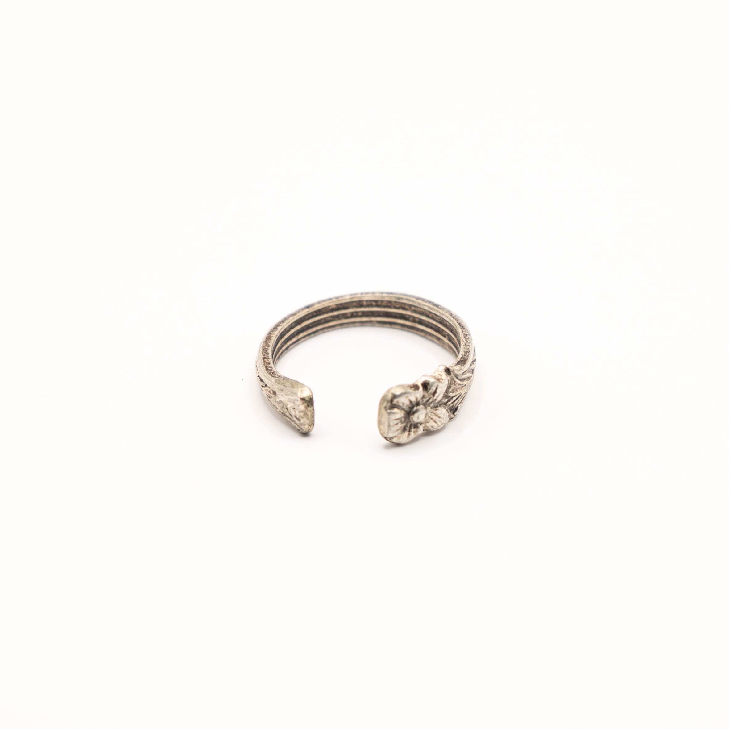 Vue arrière de la bague artisanale Gemma en couvert recyclé.