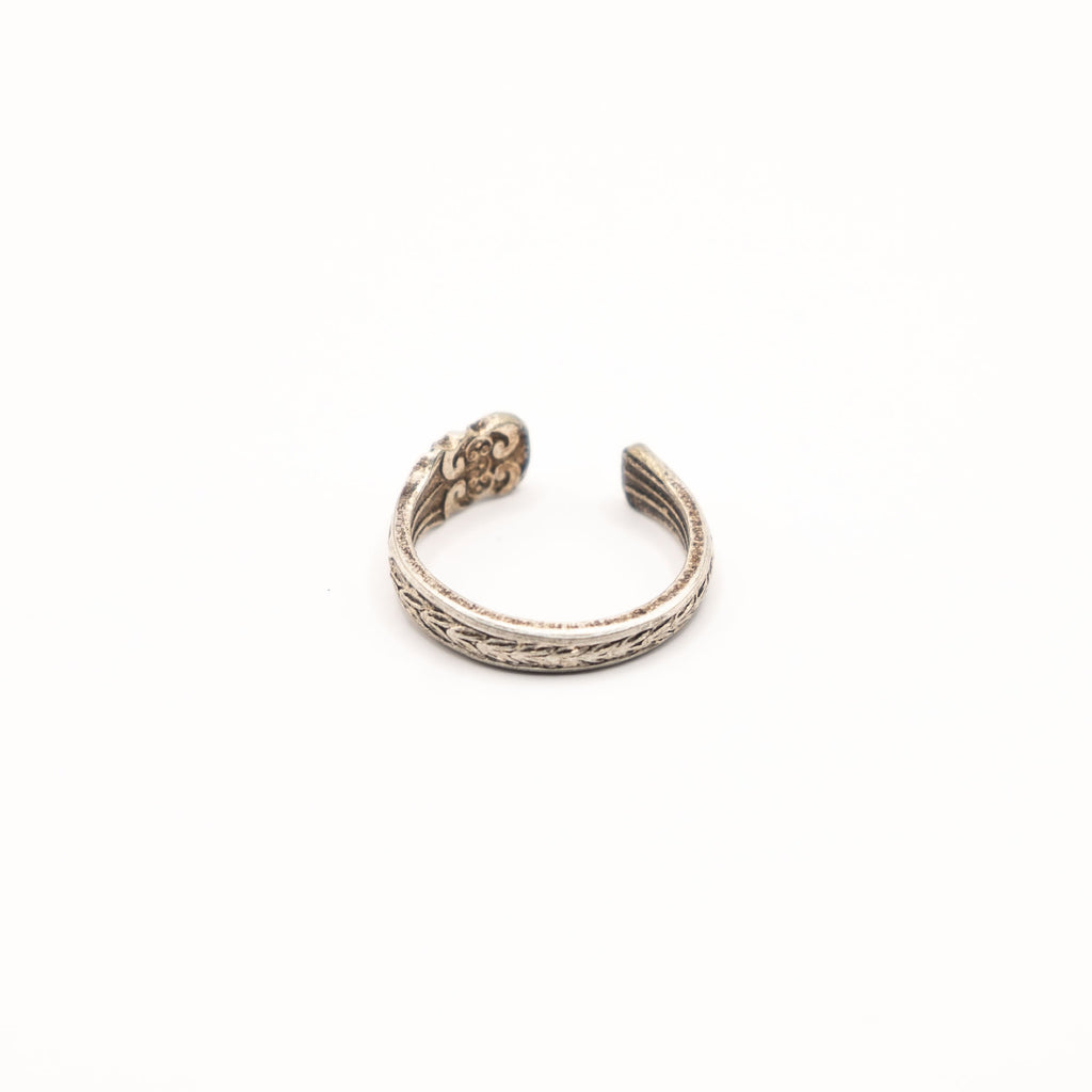 Vue de face de la bague artisanale Gemma en couvert recyclé.