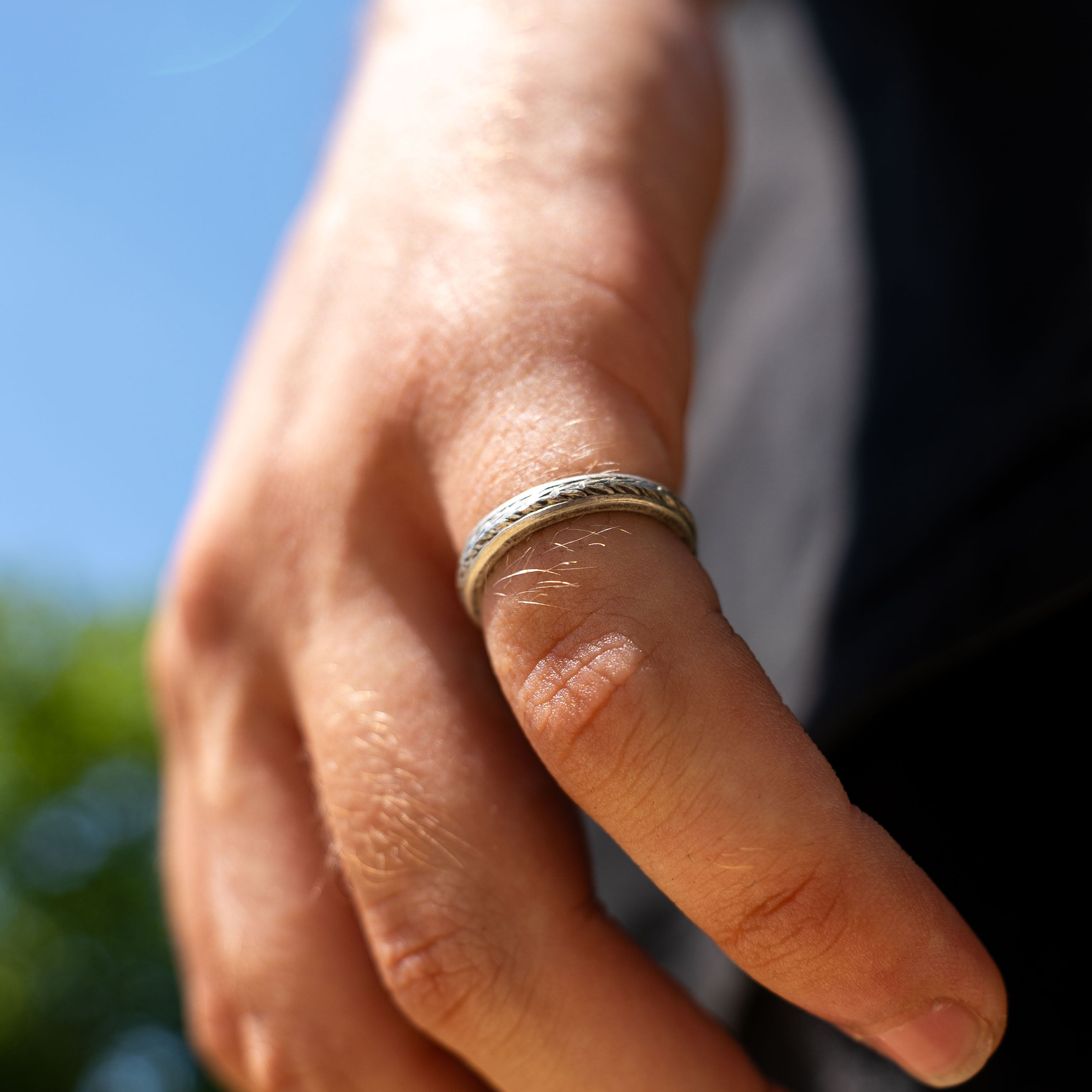 Bague artisanale Gemma en couvert recyclé portée à la main.