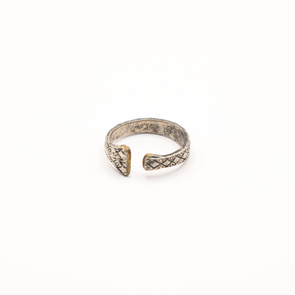 Vue arrière de la bague artisanale Gemma en couvert recyclé.