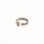 Vue arrière de la bague artisanale Gemma en couvert recyclé.
