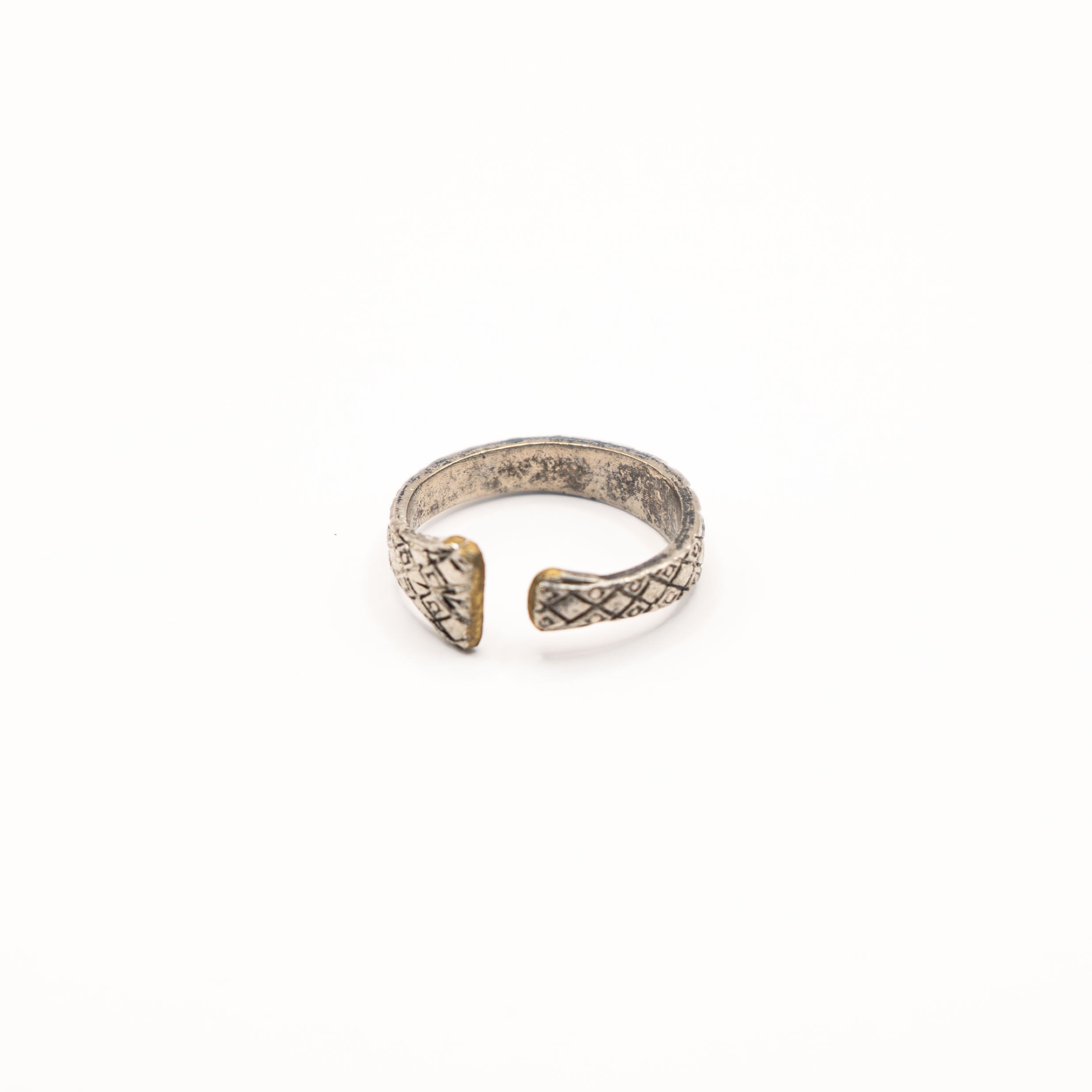 Vue arrière de la bague artisanale Gemma en couvert recyclé.