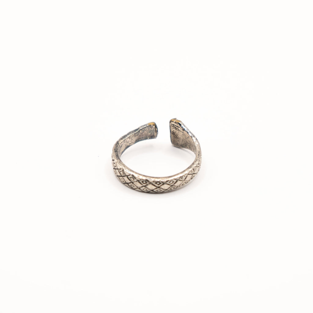 Vue de face de la bague artisanale Gemma en couvert recyclé.