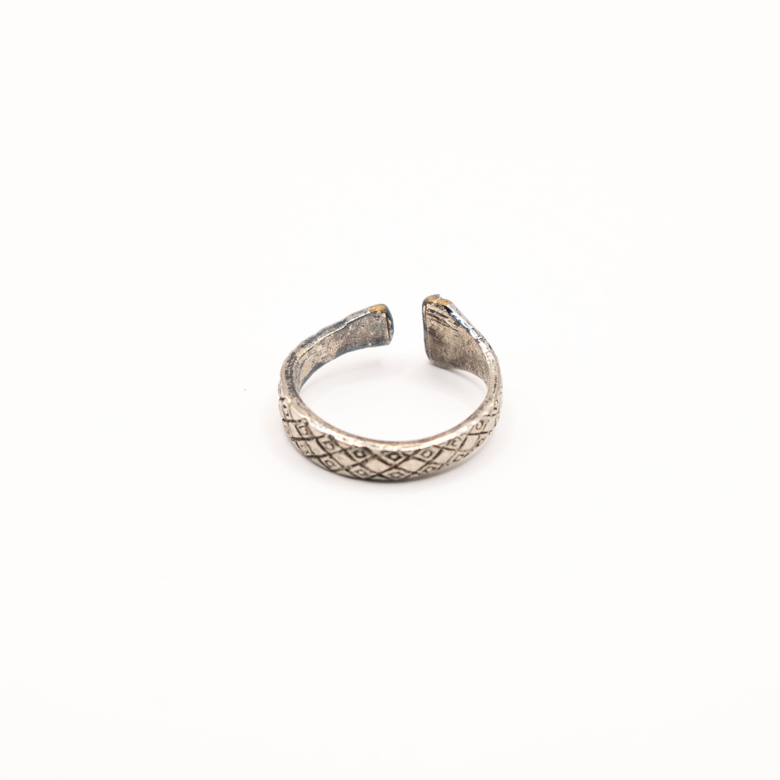 Vue de face de la bague artisanale Gemma en couvert recyclé.