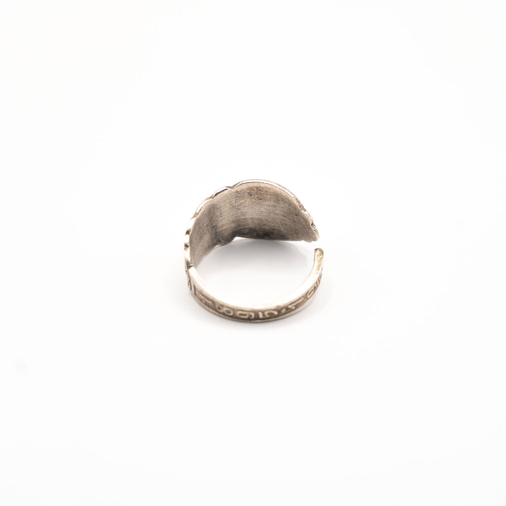 Vue arrière de la bague artisanale Gemma en couvert recyclé.