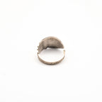 Vue arrière de la bague artisanale Gemma en couvert recyclé.