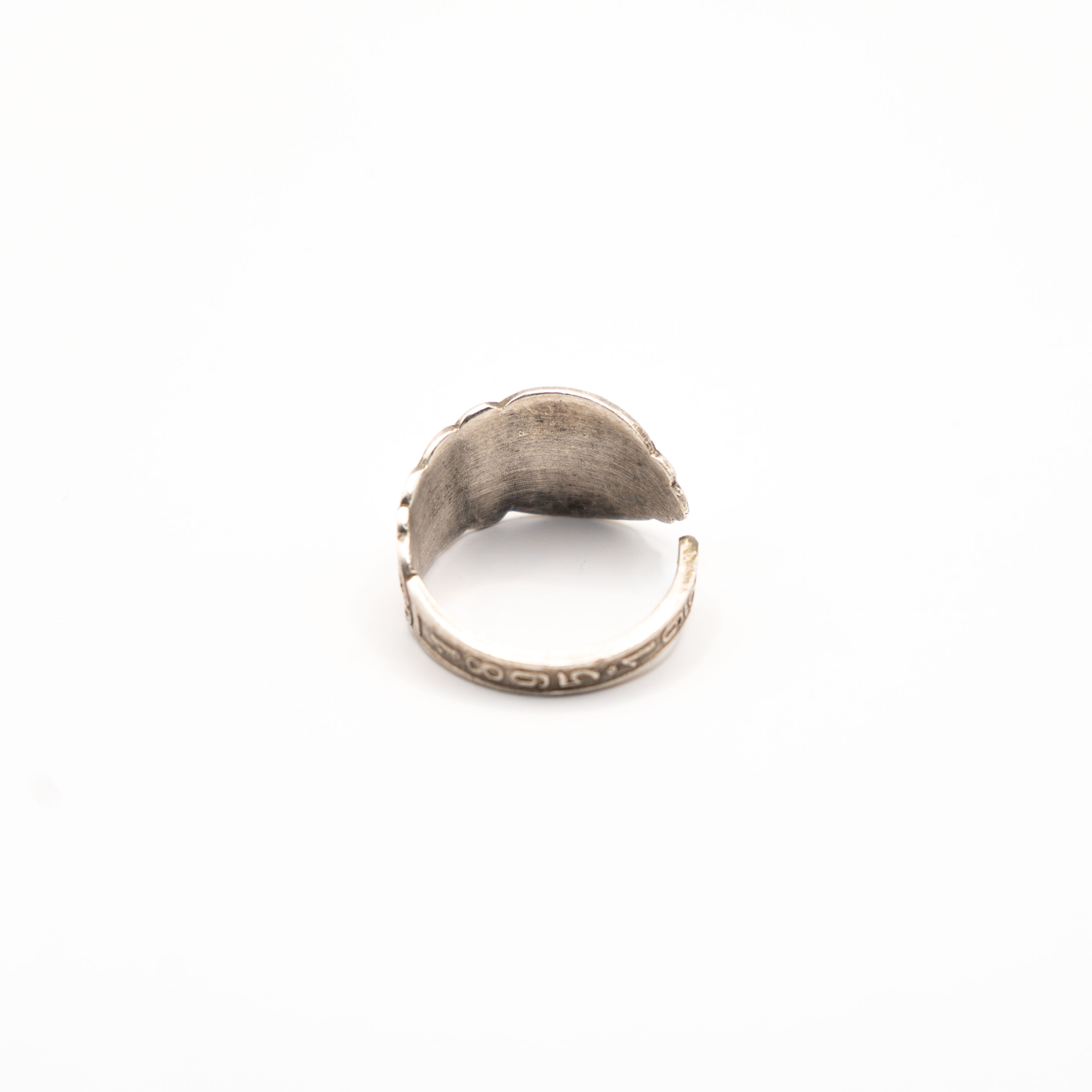 Vue arrière de la bague artisanale Gemma en couvert recyclé.