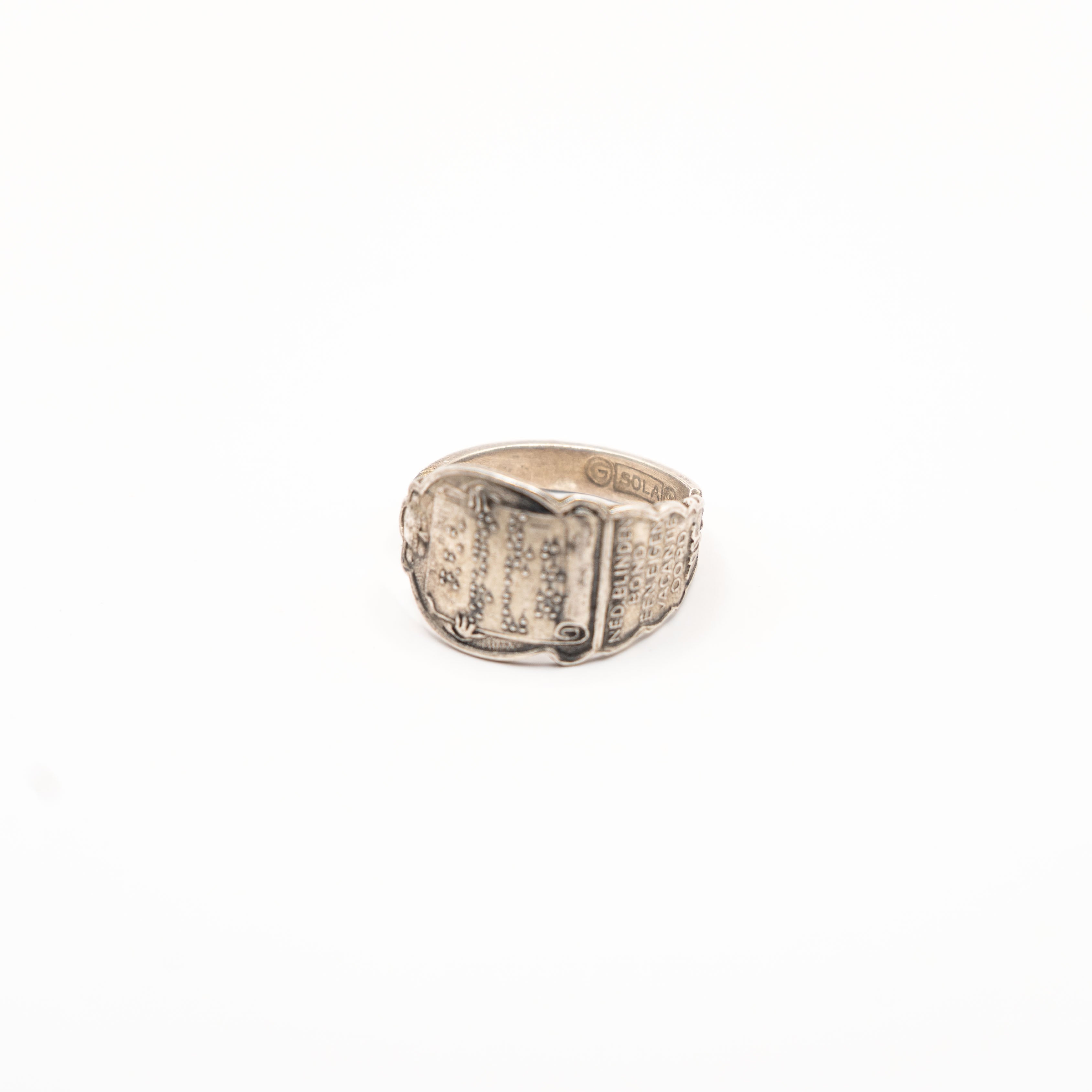 Vue de face de la bague artisanale Gemma en couvert recyclé.