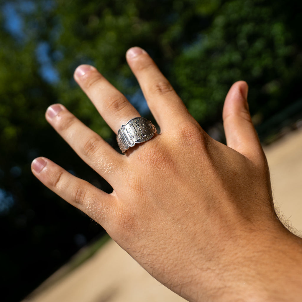 Bague artisanale Gemma en couvert recyclé portée à la main.