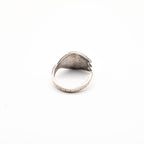 Vue arrière de la bague artisanale Gemma en couvert recyclé.