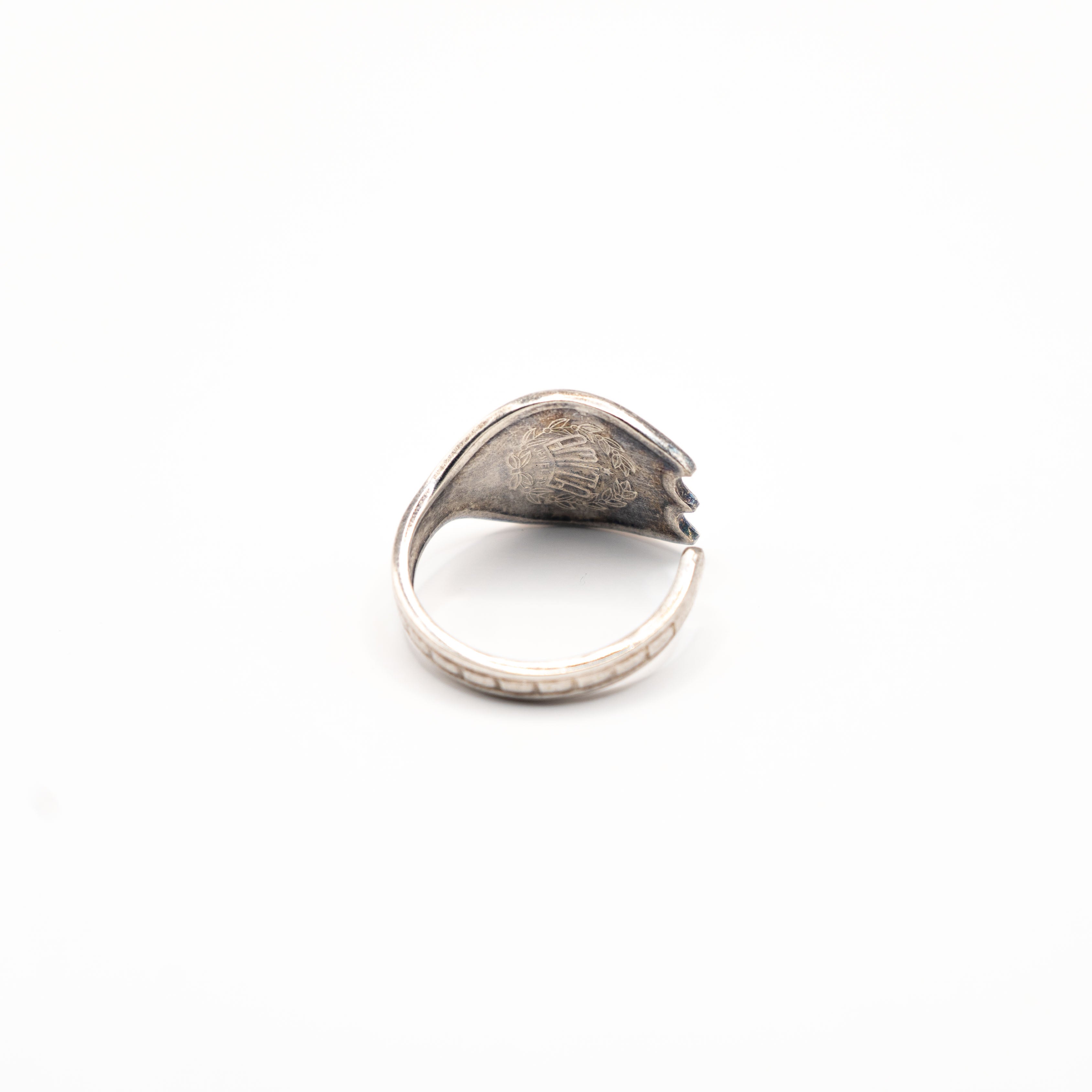 Vue arrière de la bague artisanale Gemma en couvert recyclé.